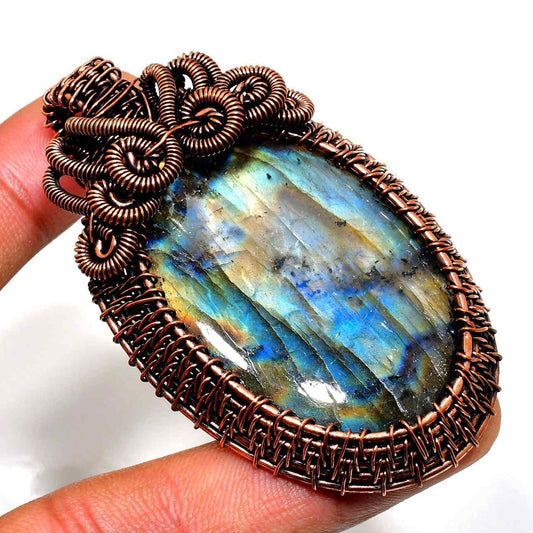 Radiant Veil – Labradorite Copper Pendant
