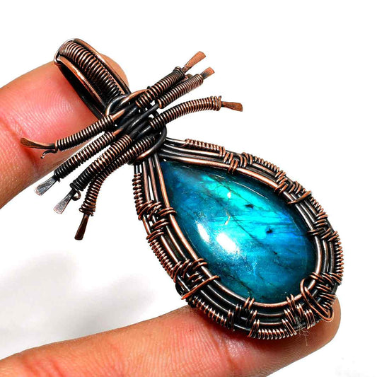 Elysian Glow – Labradorite Copper Pendant