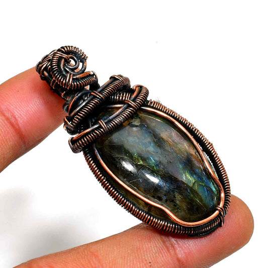 Luna’s Luster – Labradorite Copper Pendant
