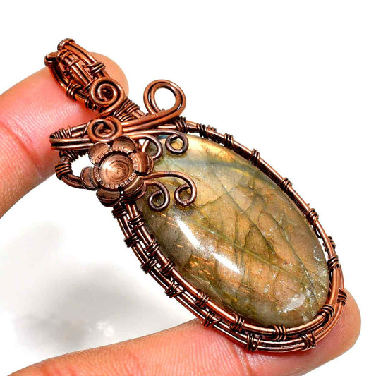 Aurora’s Echo – Labradorite Copper Pendant