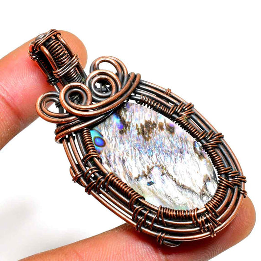 Aurora’s Gleam – Labradorite Copper Pendant