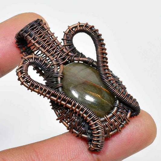 Guardian’s Embrace – Labradorite Copper Ring