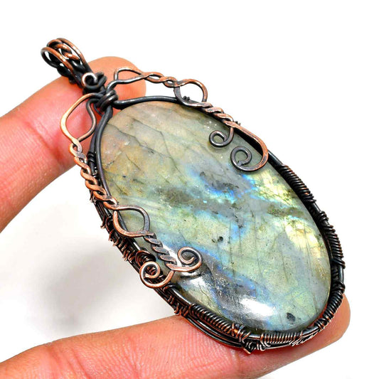 Luna’s Veil – Labradorite Copper Pendant