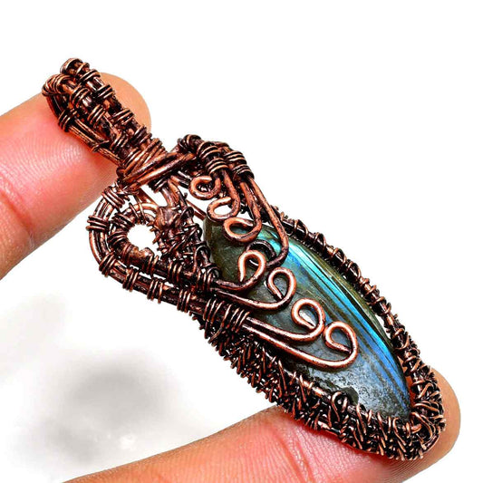 Selene’s Gleam – Labradorite Copper Pendant