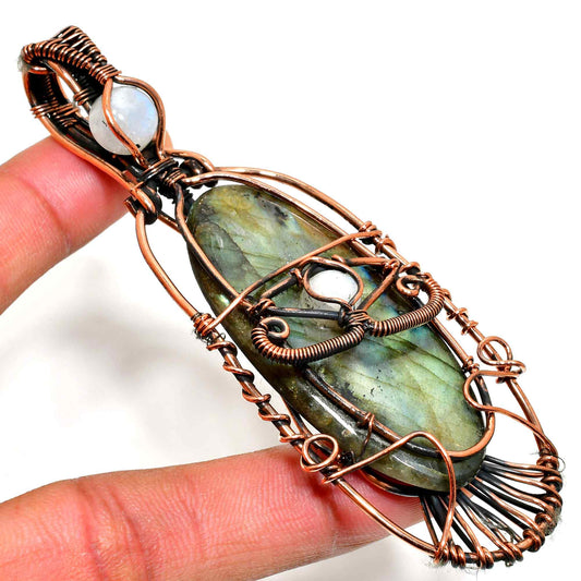 Ember’s Embrace – Handcrafted Labradorite & Copper Pendant