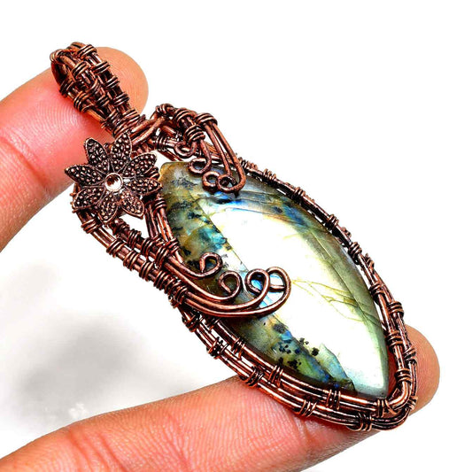 Luna’s Veil – Labradorite Copper Pendant