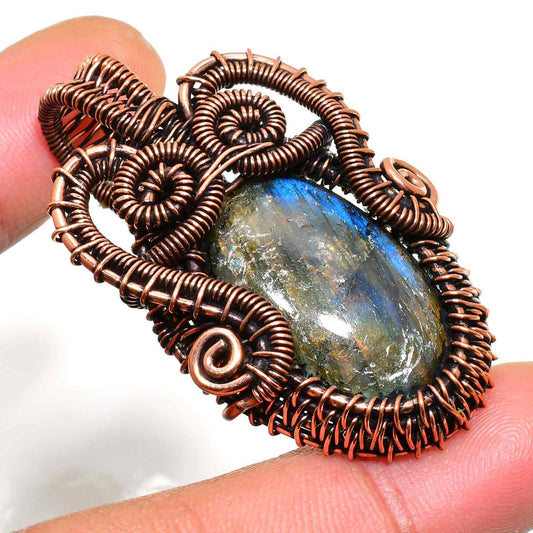 Luna’s Gleam – Labradorite Copper Pendant