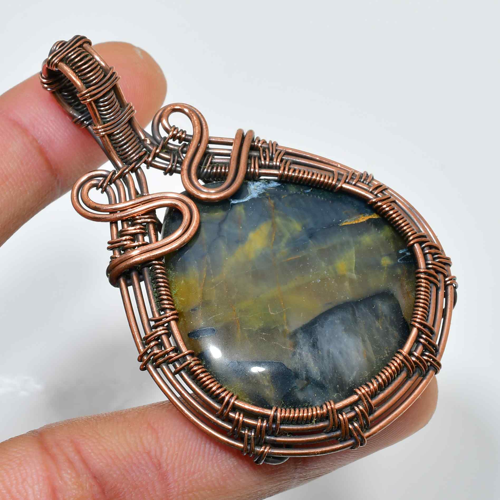 Mystic Guardian – Labradorite Copper Pendant