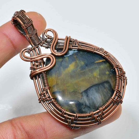Mystic Guardian – Labradorite Copper Pendant