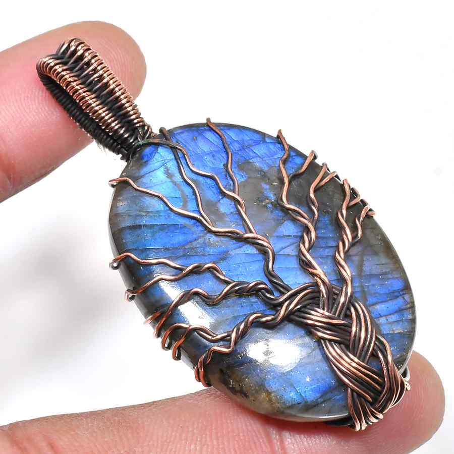 Isla’s Gleam – Labradorite Copper Pendant