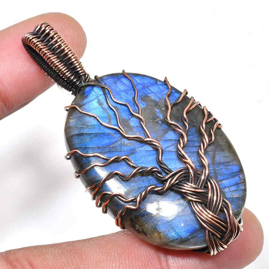 Isla’s Gleam – Labradorite Copper Pendant