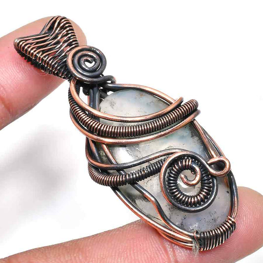 Luna’s Glow – Labradorite Copper Pendant