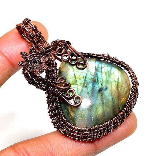 Selene’s Shimmer – Labradorite Copper Pendant
