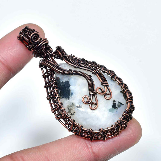 Ember’s Essence – Handcrafted Quartz & Copper Pendant
