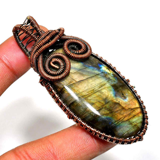 Aurora’s Embrace – Labradorite Copper Pendant