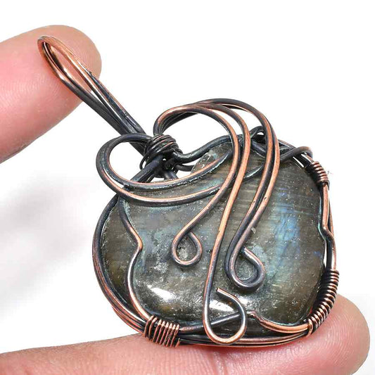 Aurora’s Embrace – Labradorite Copper Pendant