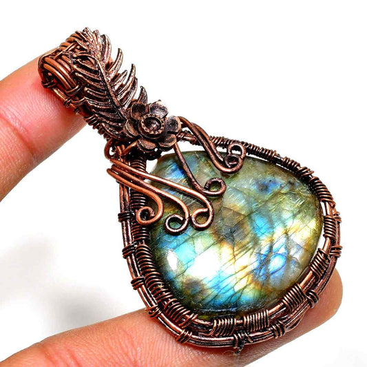 Mystic Embrace – Labradorite Copper Pendant