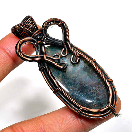 Aurora’s Embrace – Labradorite Copper Pendant