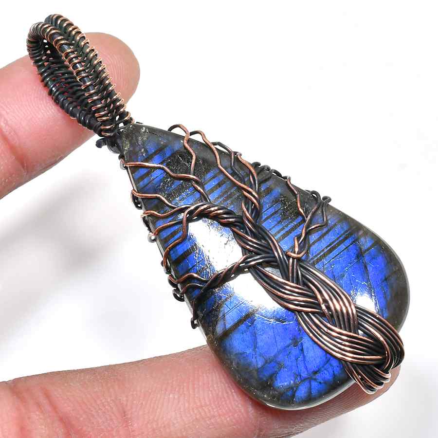 Luna’s Veil – Labradorite Copper Pendant