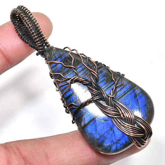 Luna’s Veil – Labradorite Copper Pendant